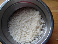 1、皮蛋瘦肉粥,香米和珍珠米略淘洗，加入一滴色拉油（我用玉米油）拌匀，静置1小时