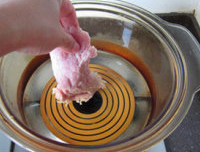 4、皮蛋瘦肉粥,锅中加足水，小里脊凉水下锅，小火慢慢煮开