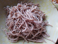 9、皮蛋瘦肉粥,待里脊冷却至不烫手，带上一次性手套，将里脊撕成细丝