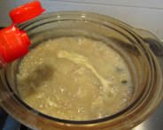 14、皮蛋瘦肉粥,加入适量盐；适量鸡精；几滴香油，搅拌均匀，关火即可