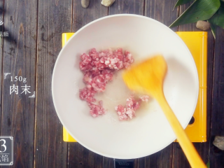 11、清明吃叶儿粑，童年味道唤醒舌尖上的乡愁,放150g肉末炒至变色