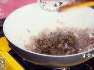 13、清明吃叶儿粑，童年味道唤醒舌尖上的乡愁,倒入100g芽菜碎翻炒