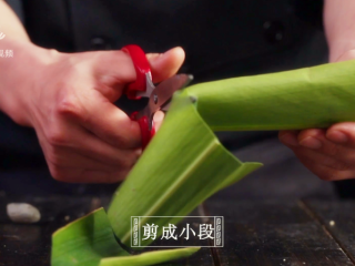 14、清明吃叶儿粑，童年味道唤醒舌尖上的乡愁,一张叶儿粑叶洗净剪成小段，搁置备用