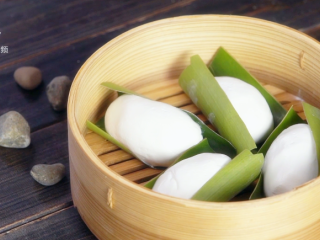 20、清明吃叶儿粑，童年味道唤醒舌尖上的乡愁,放入蒸锅