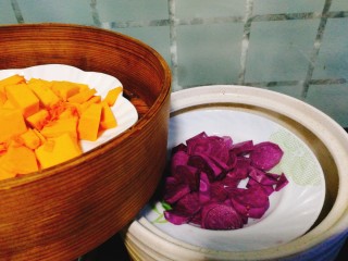 1、双色华夫饼,将南瓜，紫薯去皮洗净切小，上锅蒸熟