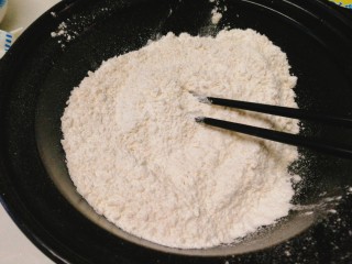 7、双色华夫饼,取出两种面粉混合，加盐，南瓜已经很甜了，就无需加糖了。