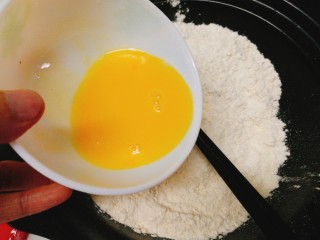 8、双色华夫饼,加入发酵粉拌均匀后，加入鸡蛋液