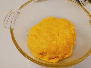 15、双色华夫饼,放容器里包上保鲜膜进行常温发酵