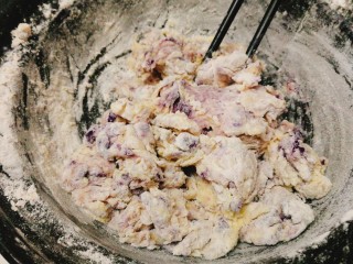 16、双色华夫饼,操作紫薯面团，和南瓜面团一样就是紫薯面团有加细砂糖，其它同以上