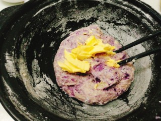 17、双色华夫饼,最后加入黄油即可