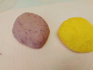 20、双色华夫饼,将两面团取出揉捏排气