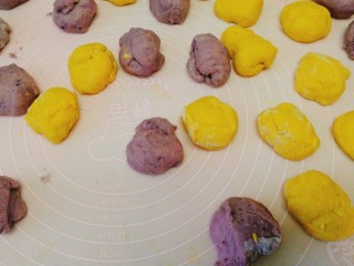 21、双色华夫饼,将南瓜面团和紫薯面团分别切成30克左右的小面团