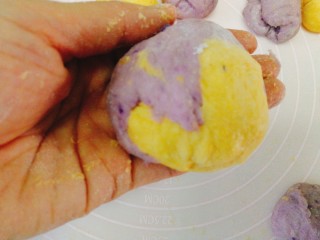 22、双色华夫饼,取一个南瓜小面团和一个紫薯小面团揉圆混成一个面团