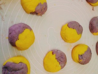 23、双色华夫饼,将面团揉圆盖上保鲜膜醒发15分钟左右