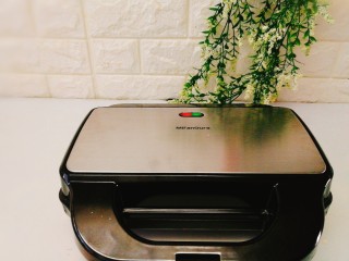 24、双色华夫饼,将多功能华夫饼机预热