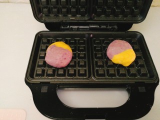 27、双色华夫饼,放上两个面团