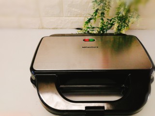 28、双色华夫饼,盖上盖子压至2，3分钟，将面团煎熟即可，非常好操作