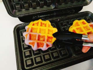 30、双色华夫饼,用夹子夹出