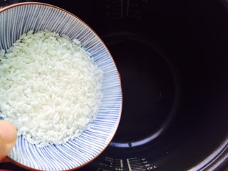 3、双米南瓜粥,大米淘洗一下倒入电饭煲内胆