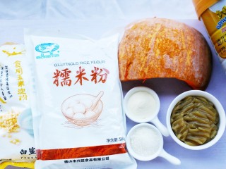 1、南瓜糯米球,准备好所有食材。