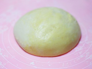 7、南瓜糯米球,揉成面团。