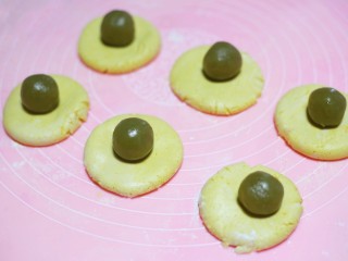 9、南瓜糯米球,放在面团上。