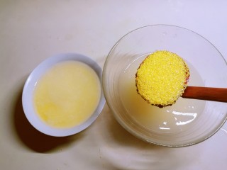 3、小米红薯粥,玉米碴和小米用温水浸泡半个小时