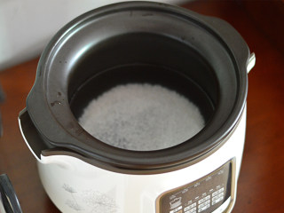 4、皮蛋瘦肉粥,放入电炖锅中，开始煮粥