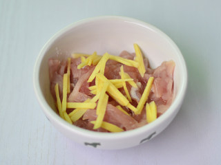 6、皮蛋瘦肉粥,姜丝放入肉丝碗中