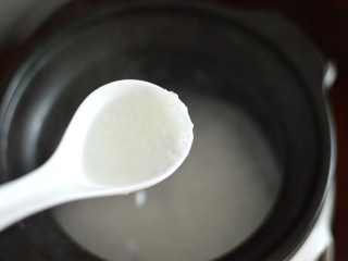 8、皮蛋瘦肉粥,搅拌一下粥，煮至浓稠开花