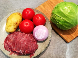 1、大块牛肉罗宋汤,食材大合照先咔嚓一张