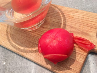 2、大块牛肉罗宋汤,西红柿头上划十字、用开水烫一下，去皮