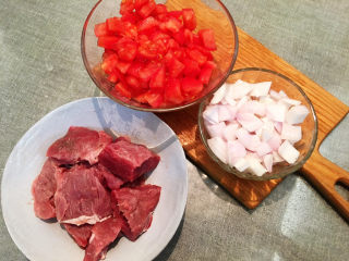3、大块牛肉罗宋汤,牛肉切大块 ，洋葱切丁，去皮西红柿切丁