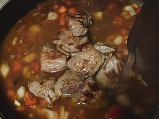 7、大块牛肉罗宋汤,加牛肉，加水