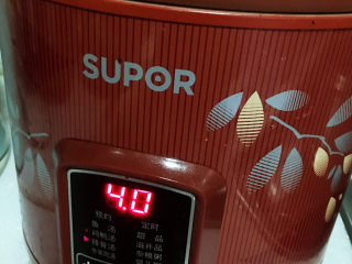 11、大块牛肉罗宋汤,倒入电炖锅炖4个小时，我是晚上炖上，第二天早上就可以吃了，或者密封性好的炖锅慢火炖三个小时，或者电饭煲按煮饭键两下都可以