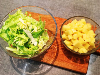 12、大块牛肉罗宋汤,锅里快炖好的时候圆白菜切丝，土豆切小块备用