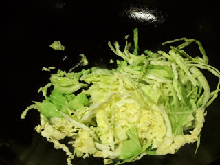 14、大块牛肉罗宋汤,圆白菜加油锅里稍微炒软