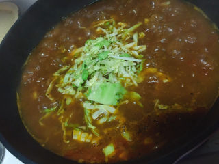 15、大块牛肉罗宋汤,加入汤里，再炖30-40分钟，土豆软烂就可以了，如果是早餐吃，土豆切大块一些，和圆白菜一起直接加入电炖锅里炖4个小时，早上起来可以直接吃了，这样土豆和圆白菜会跟软烂一些，也非常好吃。