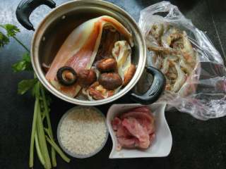 1、海鲜粥,材料备好