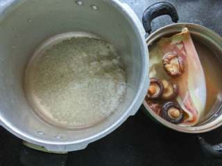 2、海鲜粥,大米，干鱿和香菇提前2个钟洗干净泡软