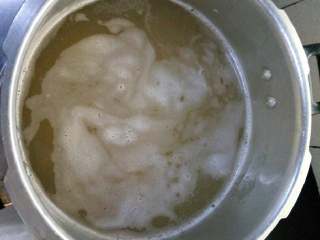 3、海鲜粥,将大米加水先煮