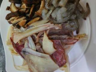 4、海鲜粥,在煮粥的时候，将香菇鱿鱼切丝，虾剥去壳