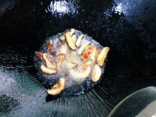 5、海鲜粥,香菇先下锅炒香