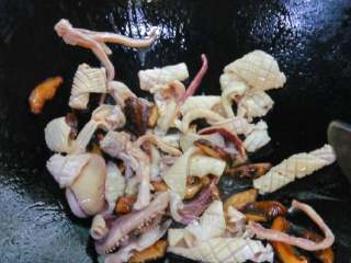 6、海鲜粥,在加入鱿鱼丝炒香