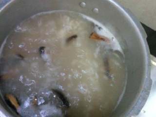 7、海鲜粥,将炒好的鱿鱼香菇加入粥里继续煮10分钟，在加入虾