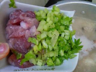 8、海鲜粥,最后加入瘦肉和芹菜粒煮熟便好了