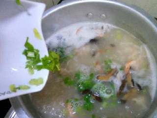 9、海鲜粥,调入盐和鸡精就可以吃了