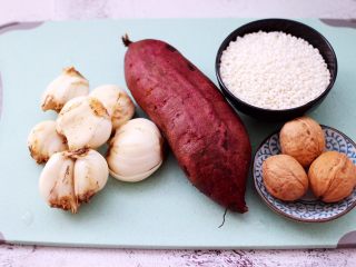 1、紫薯百合核桃糯米粥,把所有的食材备齐。