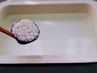 6、紫薯百合核桃糯米粥,新思特美食多功能锅里加入适量的纯净水，再加入泡过的糯米。