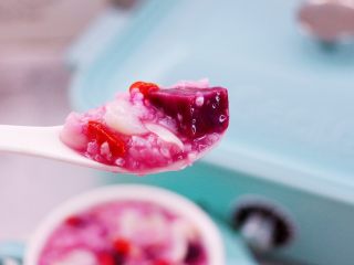 16、紫薯百合核桃糯米粥,喝上一口暖心又暖胃，而且还养了我的眼哟。